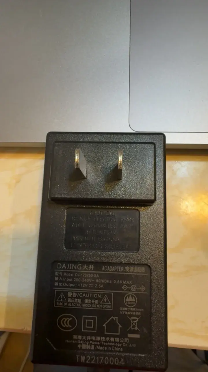 坏掉的原装 12V 2.5A 电源适配器