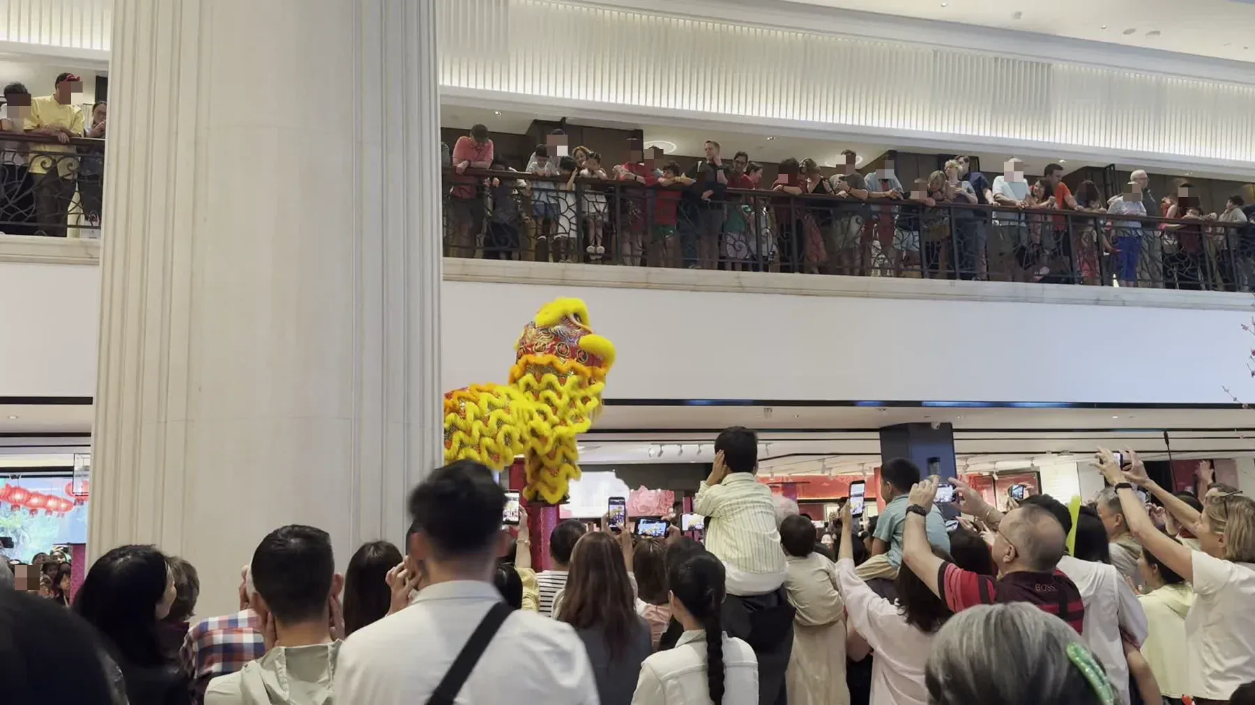 舞狮腾跃瞬间与上下两层围观人群