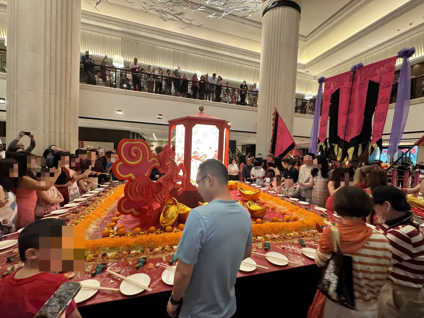 Lo Hei 捞鱼生:从围观到共同参与的瞬间