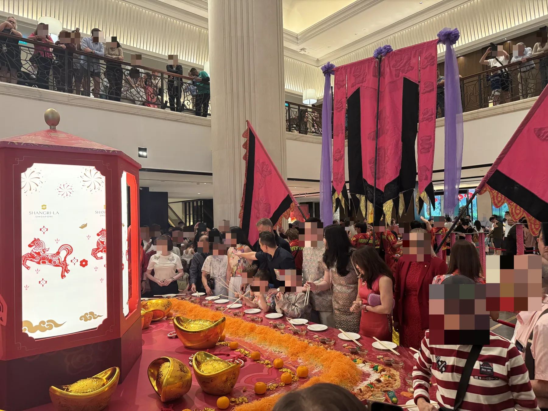 大堂中心区的锣鼓架、旗阵与围观动线