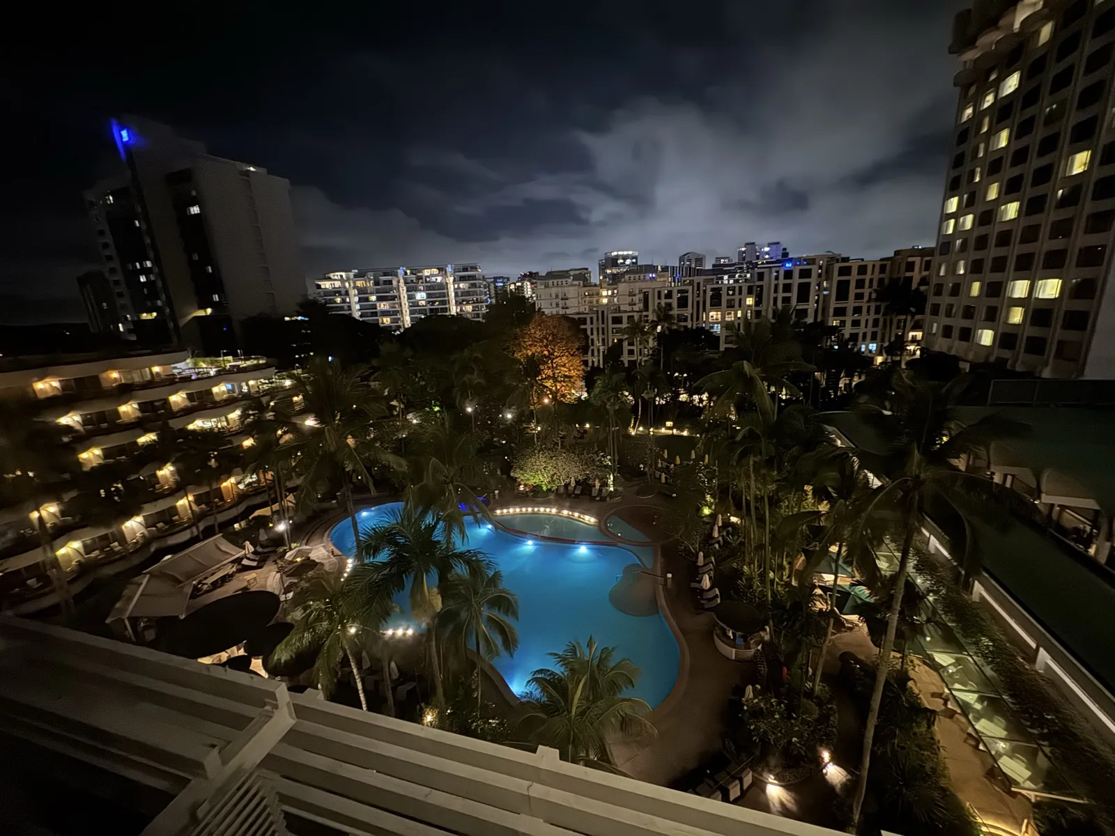 除夕夜的新加坡：灯火通明，秩序井然